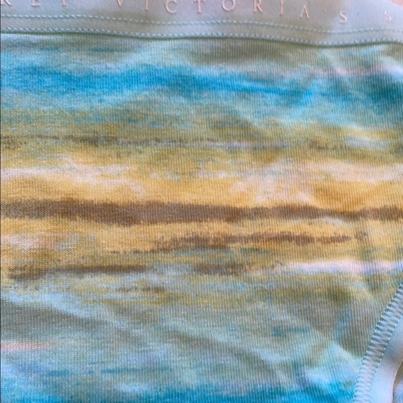 🆕 Victoria's Secret Red Tote with Assorted Panties Underwear, Size M - Picture 6 of 14